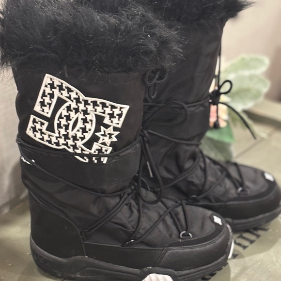 DC Shoes - Y2K DC CHALET BOOTS WITH FUR TRIM RARE & IN INCREDIBLE CONDITION